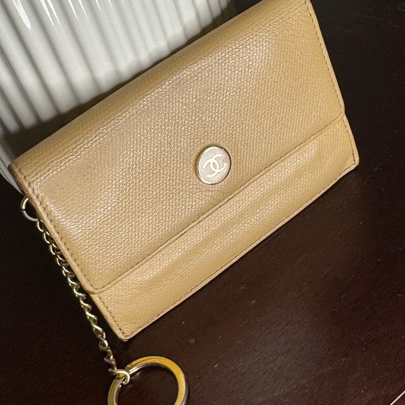 CHANEL compact wallet with detachable keychain - Picture 2 of 9